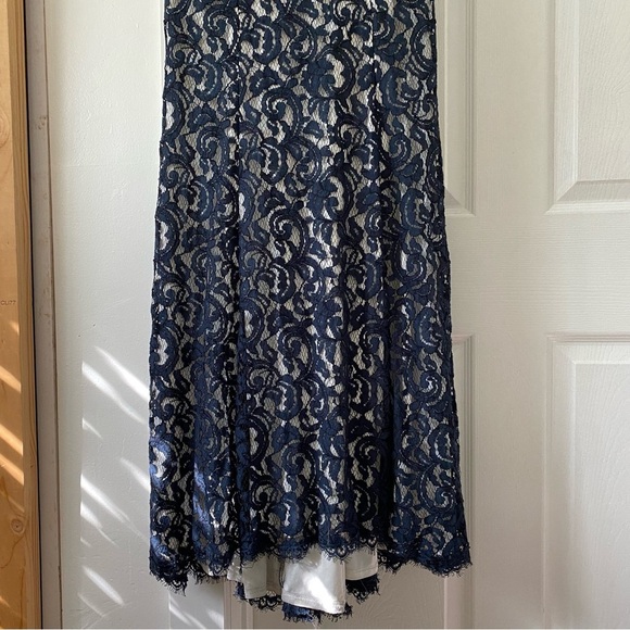 Tadashi Shoji Navy Sleeveless V Neck Lace Gown - Picture 5 of 9